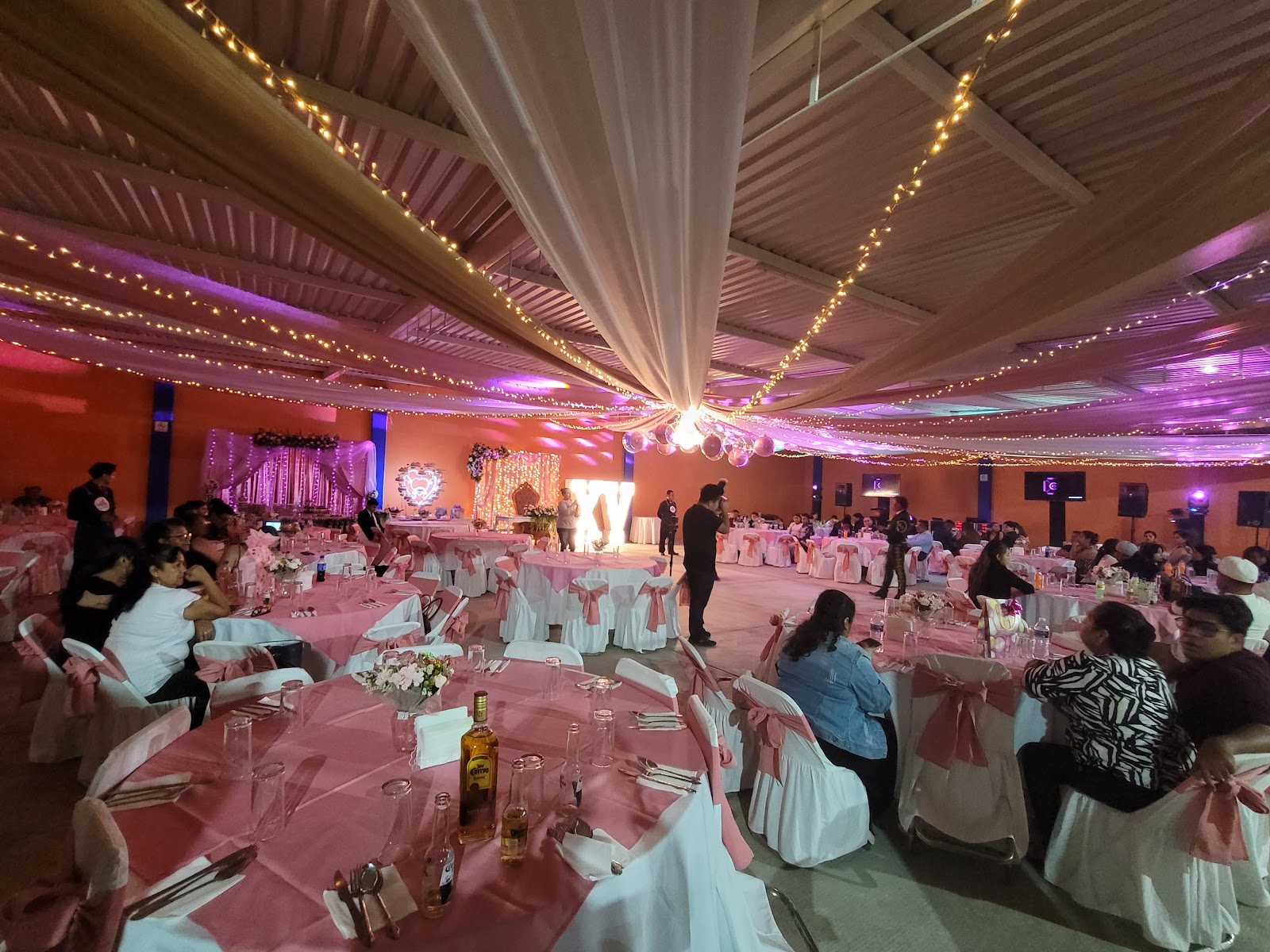 Salón techado lleno durante una fiesta de XV años